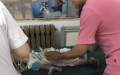 Video:Mẹ hụt tay để con rơi xuống đất tử vong khi chơi tung hứng