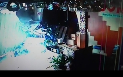 Video:Nhân viên thoát chết trước khi container đâm nát cửa hàng ở Bình Dương