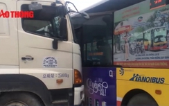 Video: Xe bồn đâm "gãy sườn" xe buýt ở chân cầu Vĩnh Tuy