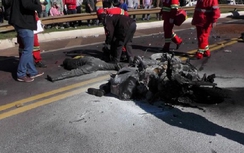 Video: Motor đâm xe tải bốc cháy ngùn ngụt, biker tử vong tại chỗ
