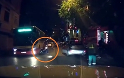 Video: Suýt chết sau cú lao đầu vào xe buýt giữa phố Hà Nội