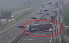 CSGT bắt quả tang xe khách chạy ngược chiều trên cao tốc Hải Phòng