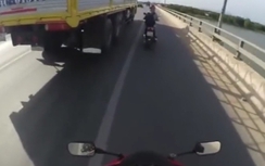 Video: Cô gái đi sát xe tải để... tránh nắng ở Quảng Nam