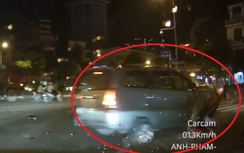 Video: Ô tô đâm văng người, bẹp đầu xe máy giữa phố Hà Nội