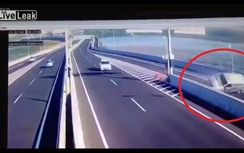 Video:Tài xế ô tô say rượu lao thẳng vào dải phân cách giữa cầu