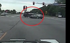 Video: Xe cảnh sát bị ô tô đâm lật nghiêng giữa ngã tư