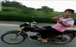 Video: "Dân chơi" lái xe máy bỏ hai tay bấm điện thoại