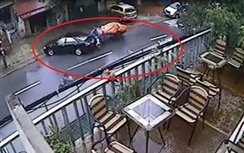 Video: Xe máy kéo xe thồ lao thẳng đuôi ô tô ở Hà Nội