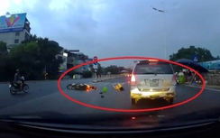 Video:Hai cô gái sang đường lao vào đầu ô tô giữa phố Hà Nội