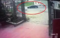 Video: Phóng nhanh, mất lái ô tô con cắm đầu vào xe container