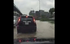 Video: Hàng trăm phương tiện "vật vã" vì ngập lụt ở Hà Đông