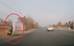 Video: Xe tải đánh rơi tấm đệm văng thẳng vào người đi xe máy