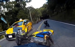 Video: Xe máy lao thẳng vào đầu ô tô vì phóng nhanh, lấn làn