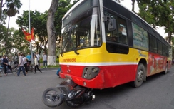 Xe buýt mất lái đâm người phụ nữ tử vong giữa phố Hà Nội