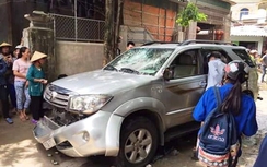 Nghệ An: Người dân đập phá ô tô vì nghi bắt cóc trẻ em