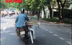 Video: Siêu nhân đi "xe máy nghiêng" náo loạn Hà Nội