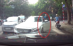 Video: Mercedes ngang ngược rẽ ẩu, lấn làn xôn xao dân mạng