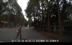 Video: Rẽ không quan sát, mẹ đèo con nhỏ bị ô tô đâm văng