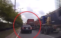 Video: Ô tô bị container "tạt đầu" giữa phố Sài Gòn