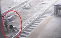 Video: Thót tim cảnh sát cứu người ngay trước mũi tàu hỏa