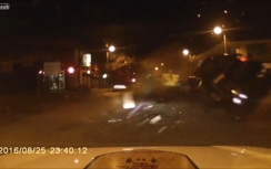 Video: Hai ô tô đâm nhau nát vụn giữa nút giao, 3 người chết