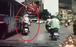 Video: Xe buýt suýt gây tai nạn thảm khốc giữa phố Hà Nội