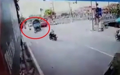 Video: Xe tải cố vượt đèn vàng đâm văng người đi xe máy