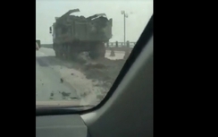 Video: Xe tải "hồn nhiên" rải đầy đất đá trên cầu Thanh Trì