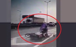 Video: Tự lao vào đuôi xe máy ngã văng MBH giữa cầu Thanh Trì
