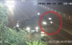 Video: Tài xế ô tô đâm văng CSGT giữa cao tốc
