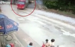Video: Hoảng hồn xe bồn "vẩy đuôi" vỡ nhà dân, 2 người bị thương