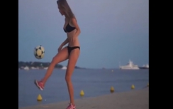 Video: Siêu mẫu mặc bikini nóng bỏng tâng bóng thiêu đốt cánh mày râu