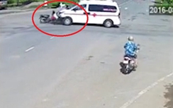 Video: Xe cứu thương vượt đèn đỏ đâm văng xe máy ở Long An
