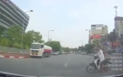 Không đội MBH, sang đường "cắt mặt" ô tô giữa phố Hà Nội
