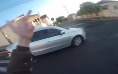 Video:Biker va thùng rác rách chân vì... giơ "ngón tay thối" với ô tô