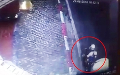 Video: Ô tô đâm gãy chân bé gái rồi bỏ chạy ở Hà Nội