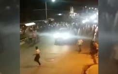 Hàng trăm người rượt đuổi Tổng thống Venezuela trên phố