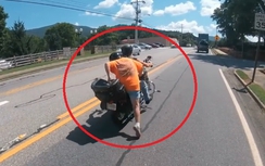 Video: Chồng lái xe máy "đánh rơi" vợ bất tỉnh giữa đường