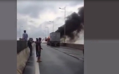 Video: Hiện trường container bốc cháy ngùn ngụt giữa cao tốc Long Thành