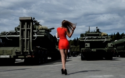 Ngắm dàn chân dài "thiêu đốt" triển lãm quân sự lớn nhất nước Nga