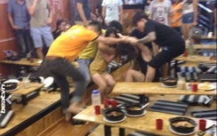 Hai cô gái "choảng" nhau dữ dội trong quán mỳ cay ở Hà Nội