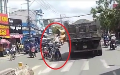 Video:Xe tải chở đá để bạt rơi trúng đầu người giữa phố Sài Gòn