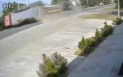 Video:Thiếu niên 15 tuổi lái BMW lao thẳng vào xe tải như tên lửa