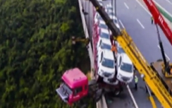 Video: Container chở 23 ôtô lao vào thành cầu suýt rơi xuống vực 150m