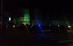 Video:Xe tải đâm bẹp ô tô vì đèn đường không bật ở Đồng Nai