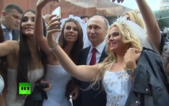 Video: Tổng thống Putin chụp ảnh "tự sướng" cùng các cô dâu