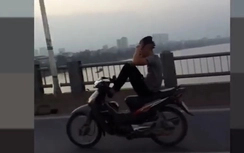 Quái xế làm xiếc trên xe máy náo loạn cầu Nhật Tân