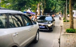 Video:Xe biển trắng ép xe biển xanh đi giật lùi xôn xao Hà Nội