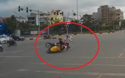 Video: Lái xe đâm văng cô gái vượt đèn đỏ