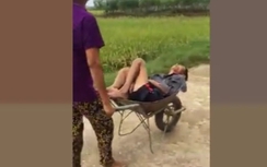 Vợ dùng xe cút kít chở chồng say xôn xao Thanh Hóa